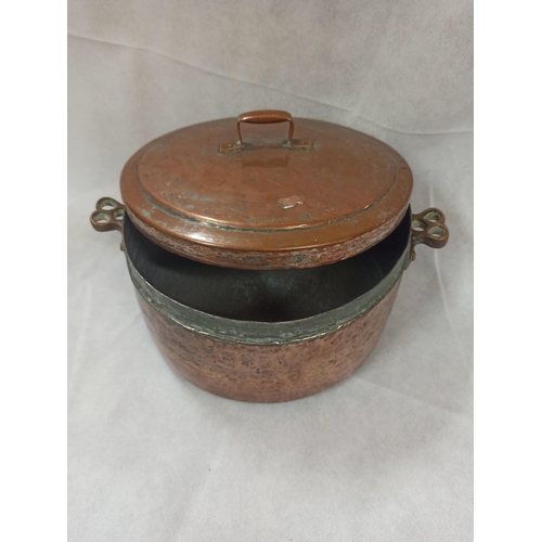 793 - A Large Antique Copper Lidded Cooking Pot.
22cm H x 30cm x 33cm.