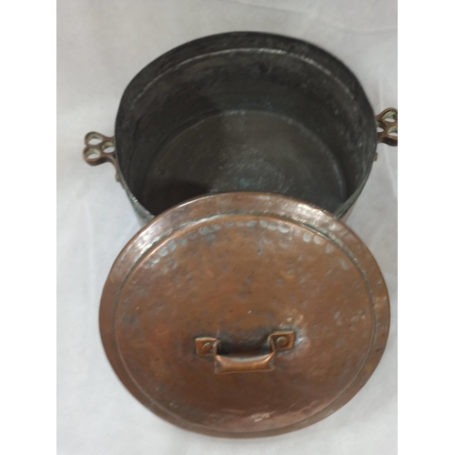 793 - A Large Antique Copper Lidded Cooking Pot.
22cm H x 30cm x 33cm.