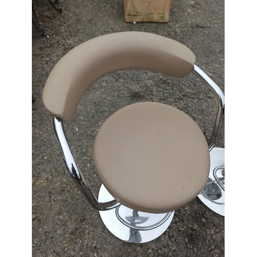 655 - 2 x Hydraulic Cream and Chrome Bar Stools