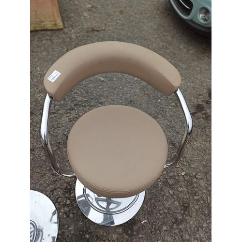 655 - 2 x Hydraulic Cream and Chrome Bar Stools