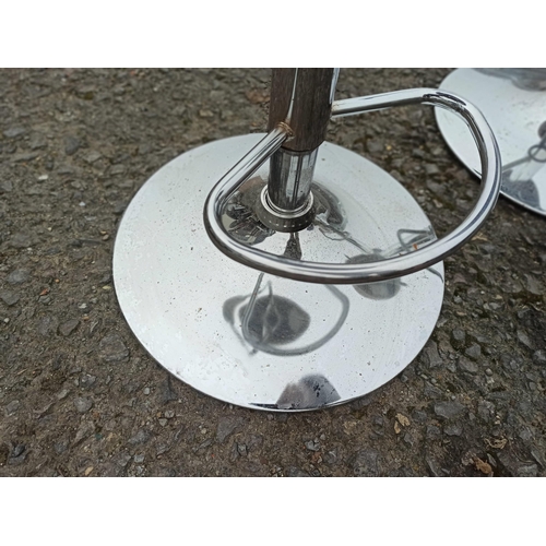 655 - 2 x Hydraulic Cream and Chrome Bar Stools