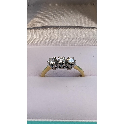 405 - 18ct Gold & Platinum Trilogy Ring