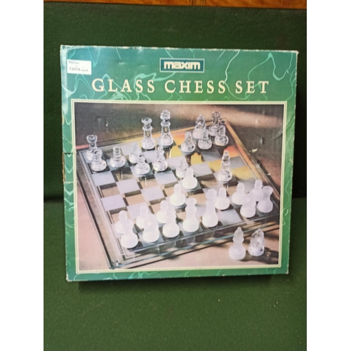 1100 - Glass Chess Set by Maxim