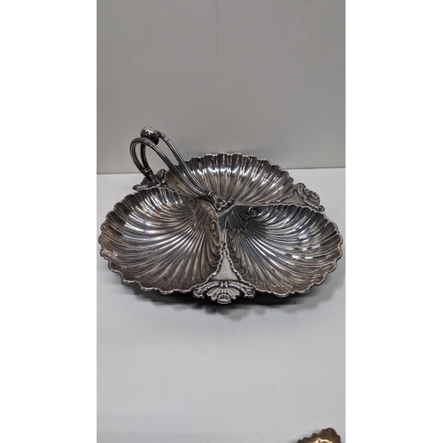 516 - A Walker & Hall Sheffield Silver Plated Large 3 Way Shell Pattern Serving Dish