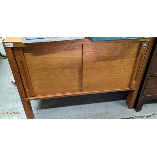 650 - A Mid Century Design Side Board Unit With Sliding Doors.
66cm x 92cm x 46cm.