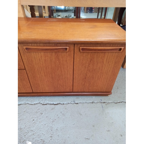 648 - Meredew Mid Century Side Board. 2 Drawers,& 4 Cupboards With Adjustable Shelves.
56cm H x 201cm W x ... 