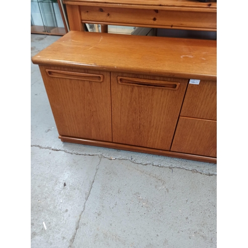 648 - Meredew Mid Century Side Board. 2 Drawers,& 4 Cupboards With Adjustable Shelves.
56cm H x 201cm W x ... 