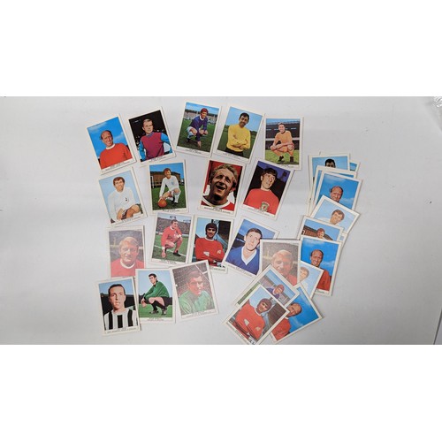 532C - A Quantity Of Footballer Collector Cards, George Best, Bobby Charlton, Gorden Banks, Dennis Law etc ... 