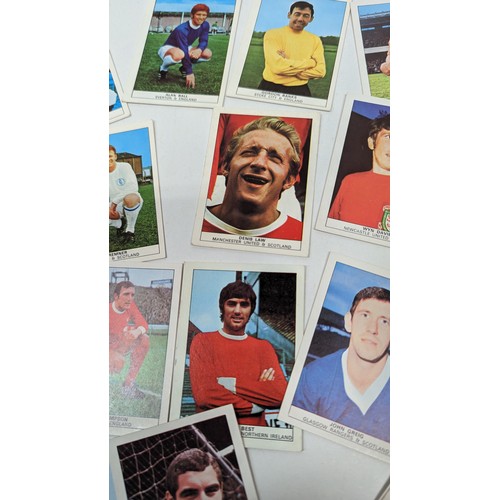 532C - A Quantity Of Footballer Collector Cards, George Best, Bobby Charlton, Gorden Banks, Dennis Law etc ... 