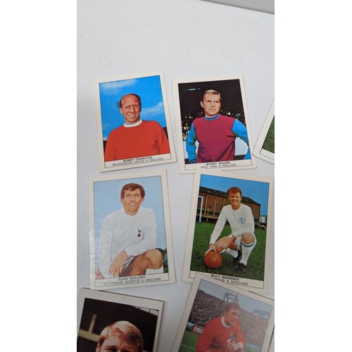 532C - A Quantity Of Footballer Collector Cards, George Best, Bobby Charlton, Gorden Banks, Dennis Law etc ... 