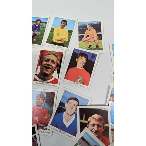 532C - A Quantity Of Footballer Collector Cards, George Best, Bobby Charlton, Gorden Banks, Dennis Law etc ... 