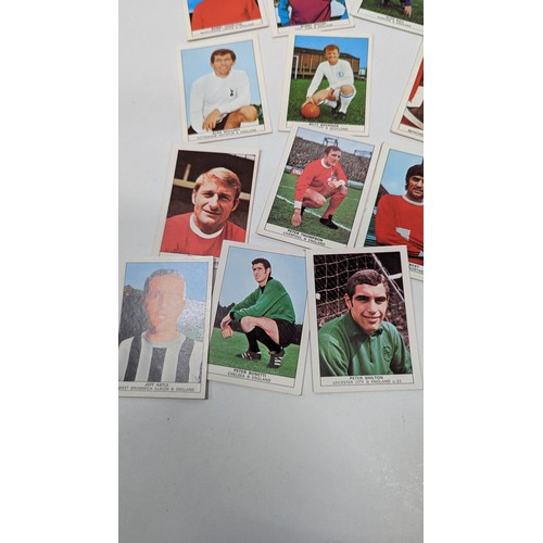 532C - A Quantity Of Footballer Collector Cards, George Best, Bobby Charlton, Gorden Banks, Dennis Law etc ... 