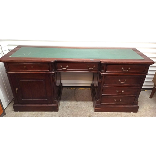 557 - A Large Georgian Style Pedestal Desk With Green Top, 5 x Drawers, And A Cupboard.
80cm H x 174cm L x... 