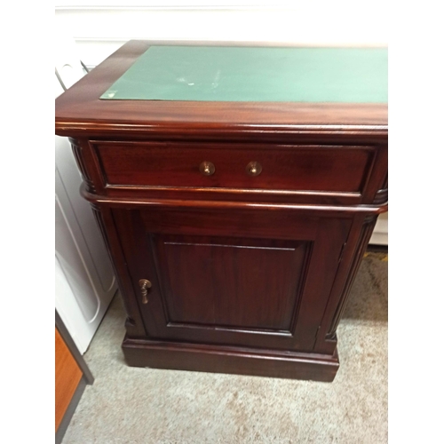 557 - A Large Georgian Style Pedestal Desk With Green Top, 5 x Drawers, And A Cupboard.
80cm H x 174cm L x... 