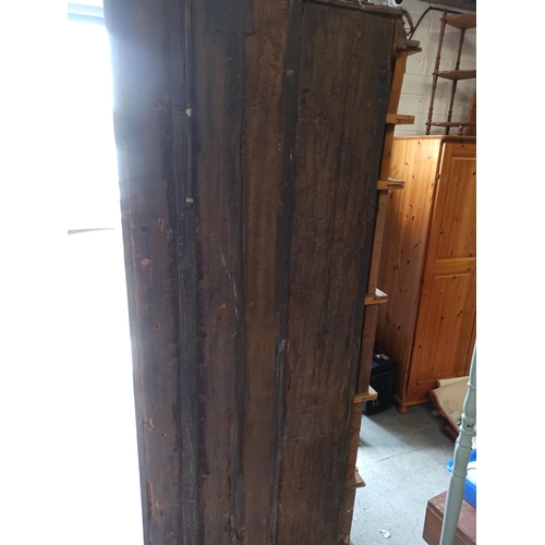 578 - A Antique Oak Corner Cupboard With Shelves, Lights And Key.
200cm H x 80cm x 80cm.