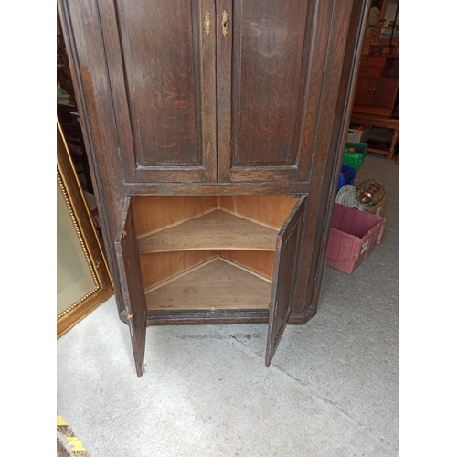 578 - A Antique Oak Corner Cupboard With Shelves, Lights And Key.
200cm H x 80cm x 80cm.