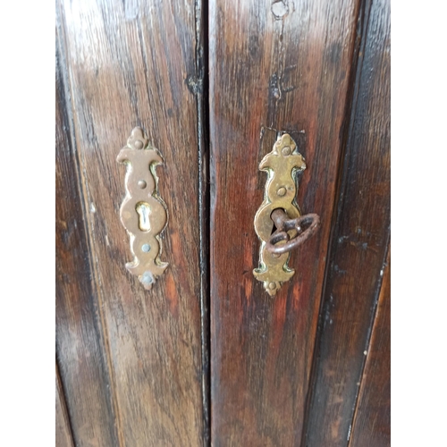 578 - A Antique Oak Corner Cupboard With Shelves, Lights And Key.
200cm H x 80cm x 80cm.