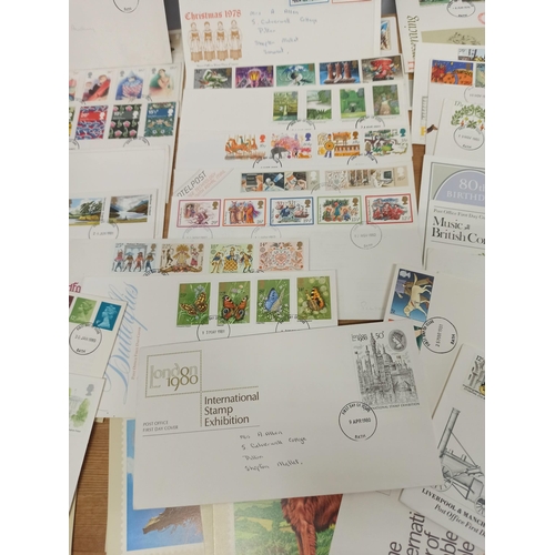 1028 - A Selection Of 1st Day Covers. Selection Of Stamps.
45 Packs In Total.