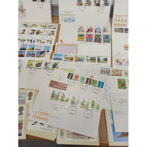 1028 - A Selection Of 1st Day Covers. Selection Of Stamps.
45 Packs In Total.