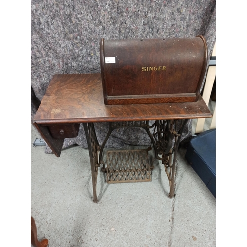 333 - Singer Sewing Machine on Singer Treadle Table