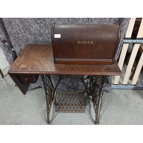 333 - Singer Sewing Machine on Singer Treadle Table