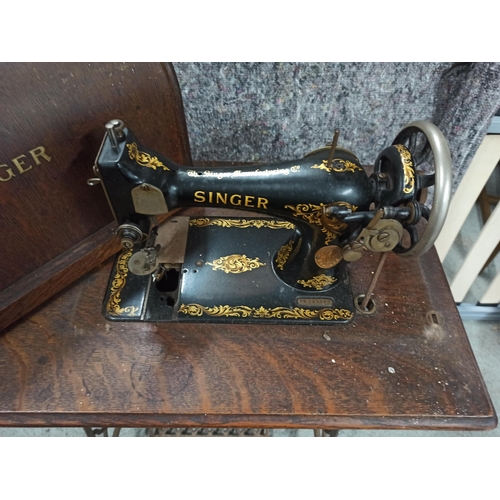 333 - Singer Sewing Machine on Singer Treadle Table