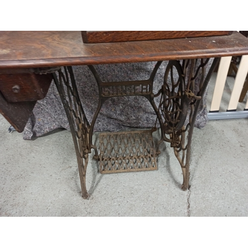 333 - Singer Sewing Machine on Singer Treadle Table