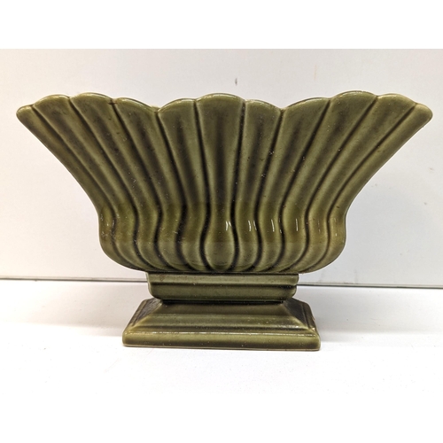 1102 - A Vintage Olive Green Pedestal Vase.
24cm x 10cm x 15cm.