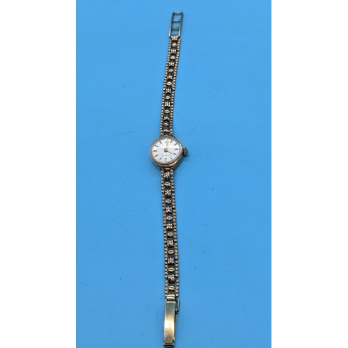 426 - A 9ct Gold Ladies Accurist Wristwatch with 9ct Gold Strap - Total Weight 10.67Grams