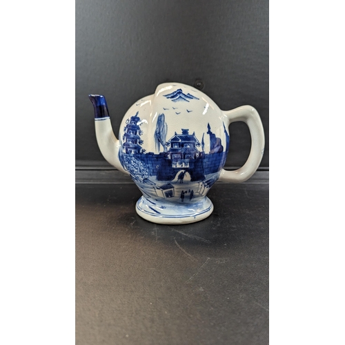 621 - A Chinese Cadogan Peach Puzzle Blue and White Teapot