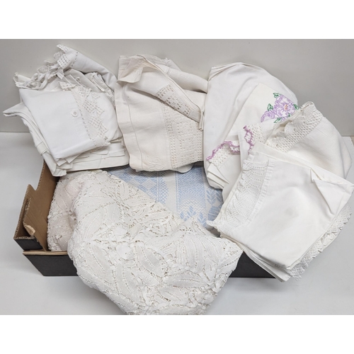 1074 - A Box of Vintage Linen