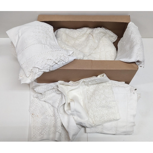 1076 - A Box of Vintage Linen