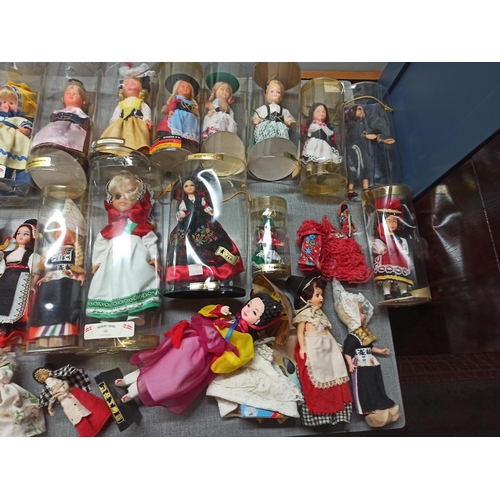 1276 - A Collection Of Dolls In National Dress approx 40