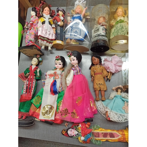 1276 - A Collection Of Dolls In National Dress approx 40