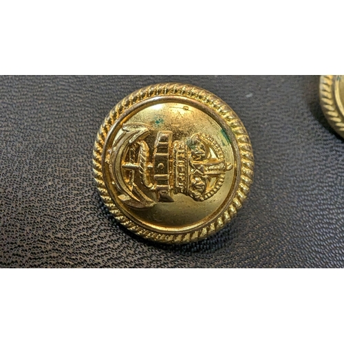 530 - A Quantity of WWI - WWII Era Royal Navy Gilt Buttons