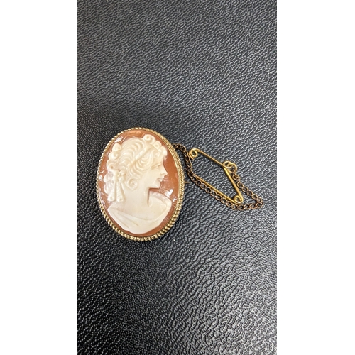 425B - A 9ct Gold Shell Cameo Brooch