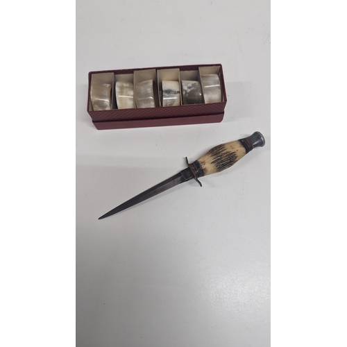 530C - A Horn Handled Dagger and Napkin Rings