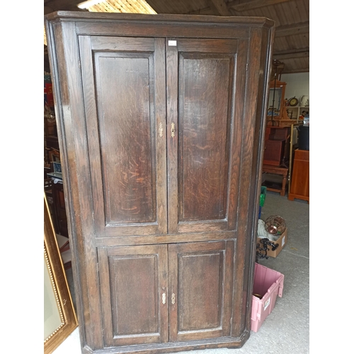 578 - A Antique Oak Corner Cupboard With Shelves, Lights And Key.
200cm H x 80cm x 80cm.