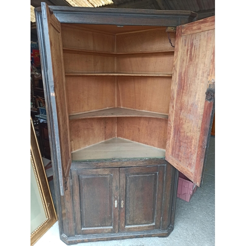 578 - A Antique Oak Corner Cupboard With Shelves, Lights And Key.
200cm H x 80cm x 80cm.