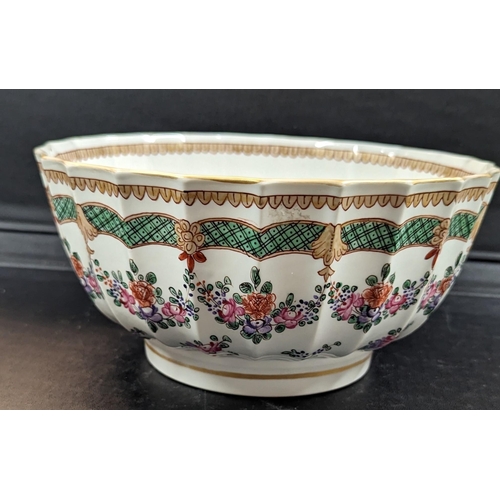 624 - A Hand Painted Chinese Bowl 23cm D x 12cm H