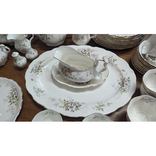 643 - A Part Royal Albert Hamworth Dinner and Tea Service ( no visible chips, cracks or blemishes) 1 x Lar... 