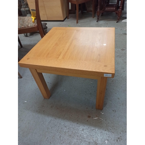 852 - Oak Square Coffee Table
45cm H x 60cm x 60cm