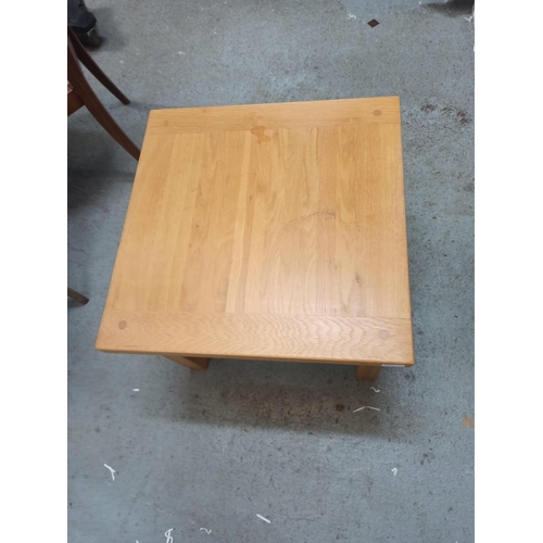 852 - Oak Square Coffee Table
45cm H x 60cm x 60cm