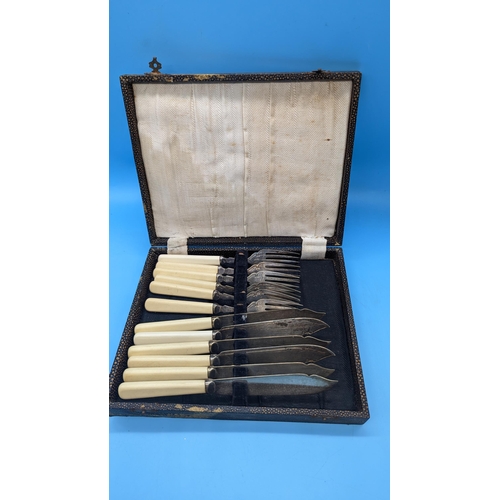 910 - A Cased Set of Fish Eaters - Silver Plated