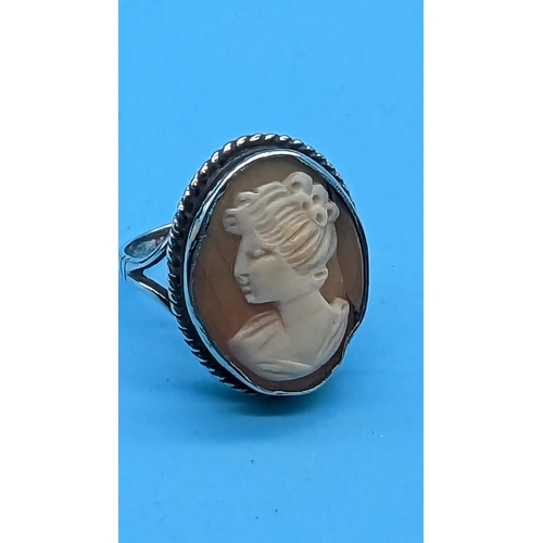 424 - A Silver and Shell Cameo Ring