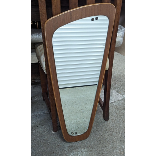 526B - A Mid Century Design Mirror