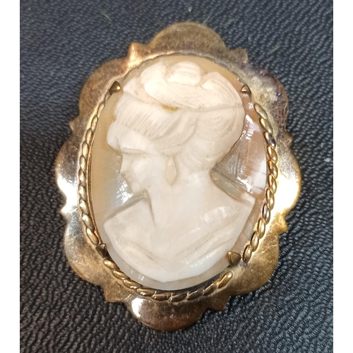 470A - A Antique/ Vintage Gold Plated Cameo Broach - Cracked Across the Head