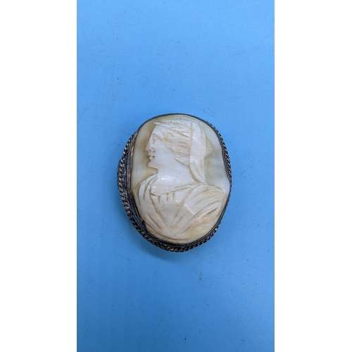 433 - An Antique Shell Cameo Brooch