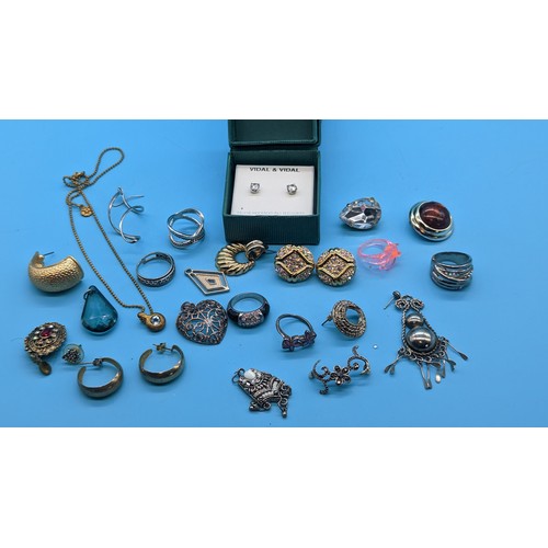 426 - A Quantity of Brooches , Earrings and Rings