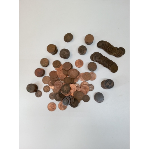 656 - A Large Quantity of Old Gb Pennies